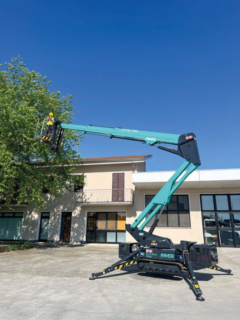 IM R 57 / 18 SA Pro extended over a two-story building